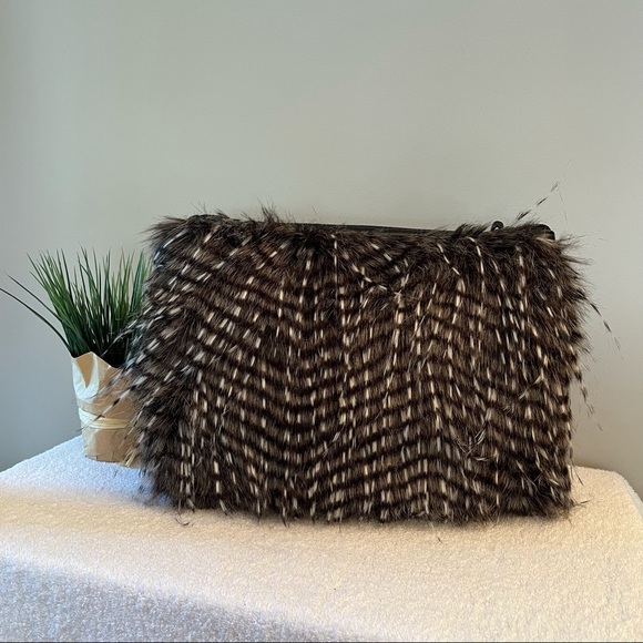 Bella Lux Faux Fur Feather Plume Fur Clutch NWOT - Picture 4 of 6